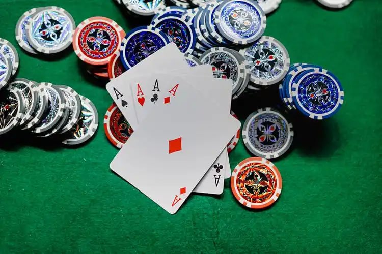 Multi-seat Qiu Qiu table view showing eight player positions and live dealer